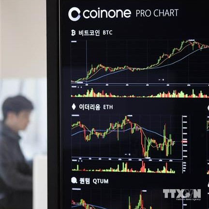 Bảng điện tử thông báo tỉ giá Bitcoin tại một sàn giao dịch ở Seoul. (Yonhap/TTXVN) Bảng điện tử thông báo tỉ giá Bitcoin tại một sàn giao dịch ở Seoul. (Yonhap/TTXVN)